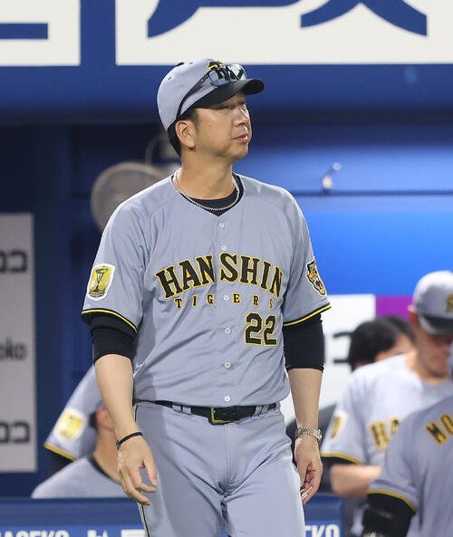 DeNA対阪神　7回表を終え、選手交代を告げる藤川球児監督(撮影･河田真司)