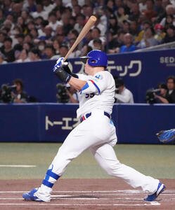 中日対ヤクルト　1回裏中日無死一、二塁、適時打を放つ細川成也(撮影･森本幸一)