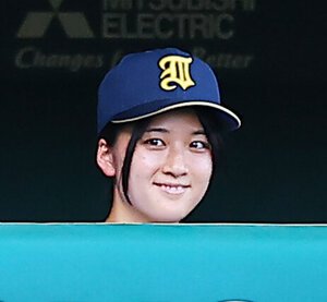 笑顔をみせる仙台育英･星よつは記録員(撮影･野上伸悟)
