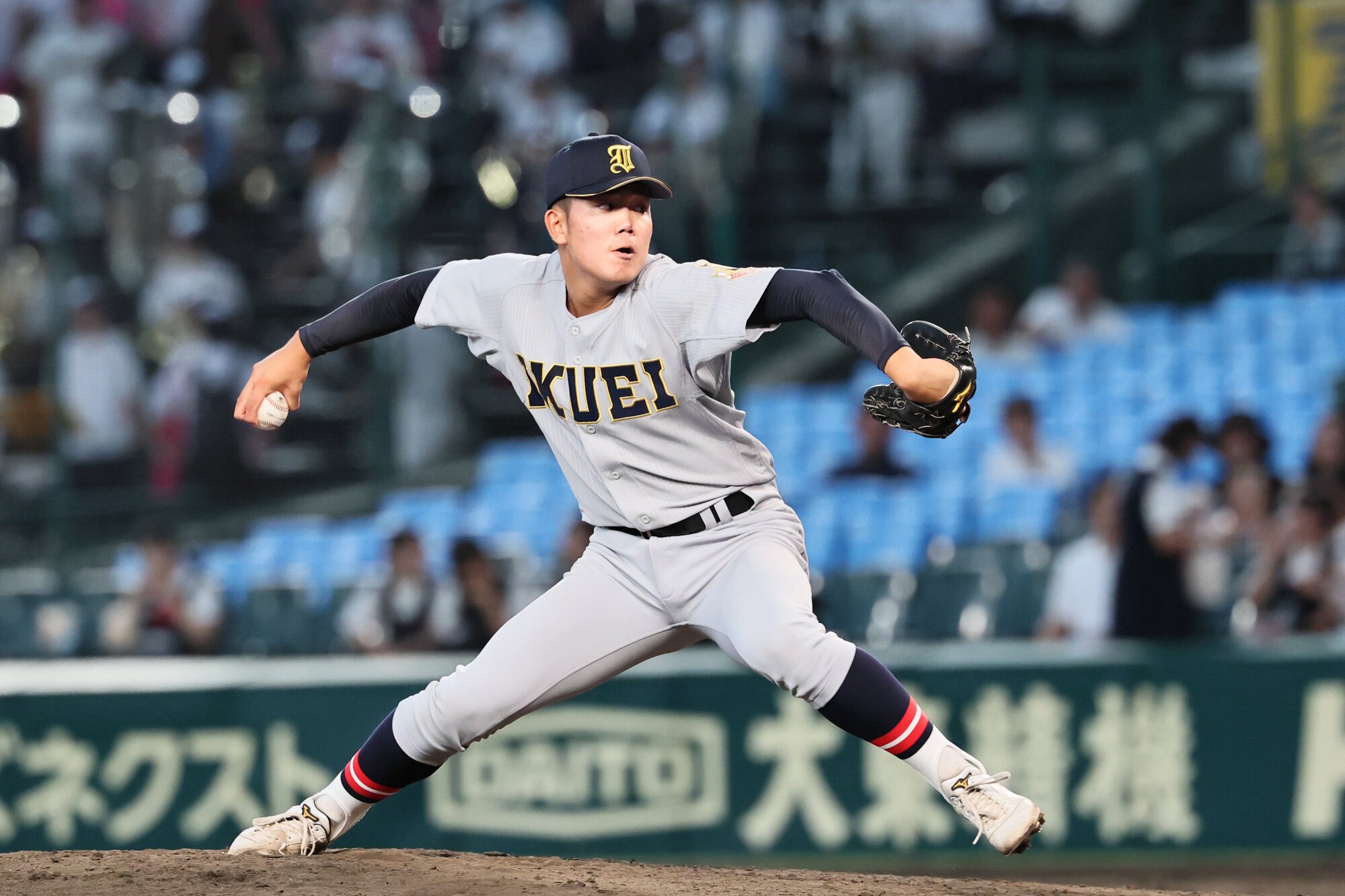 札幌日大―仙台育英　六回表、投球する仙台育英の2番手投手、福井勇翔＝木子慎太郎撮影