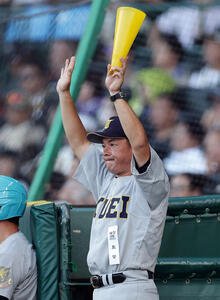 札幌日大対仙台育英　3回表、選手に指示を出す仙台育英･須江航監督(撮影･前田充)
