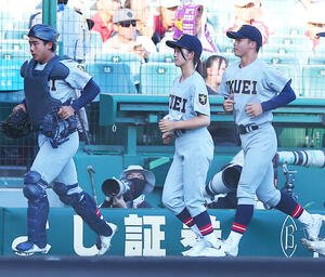 札幌日大対仙台育英　試合前に応援席にあいさつした仙台育英の学生コーチ兼マネジャーの星よつは記録員(中央)ら(撮影･野上伸悟)