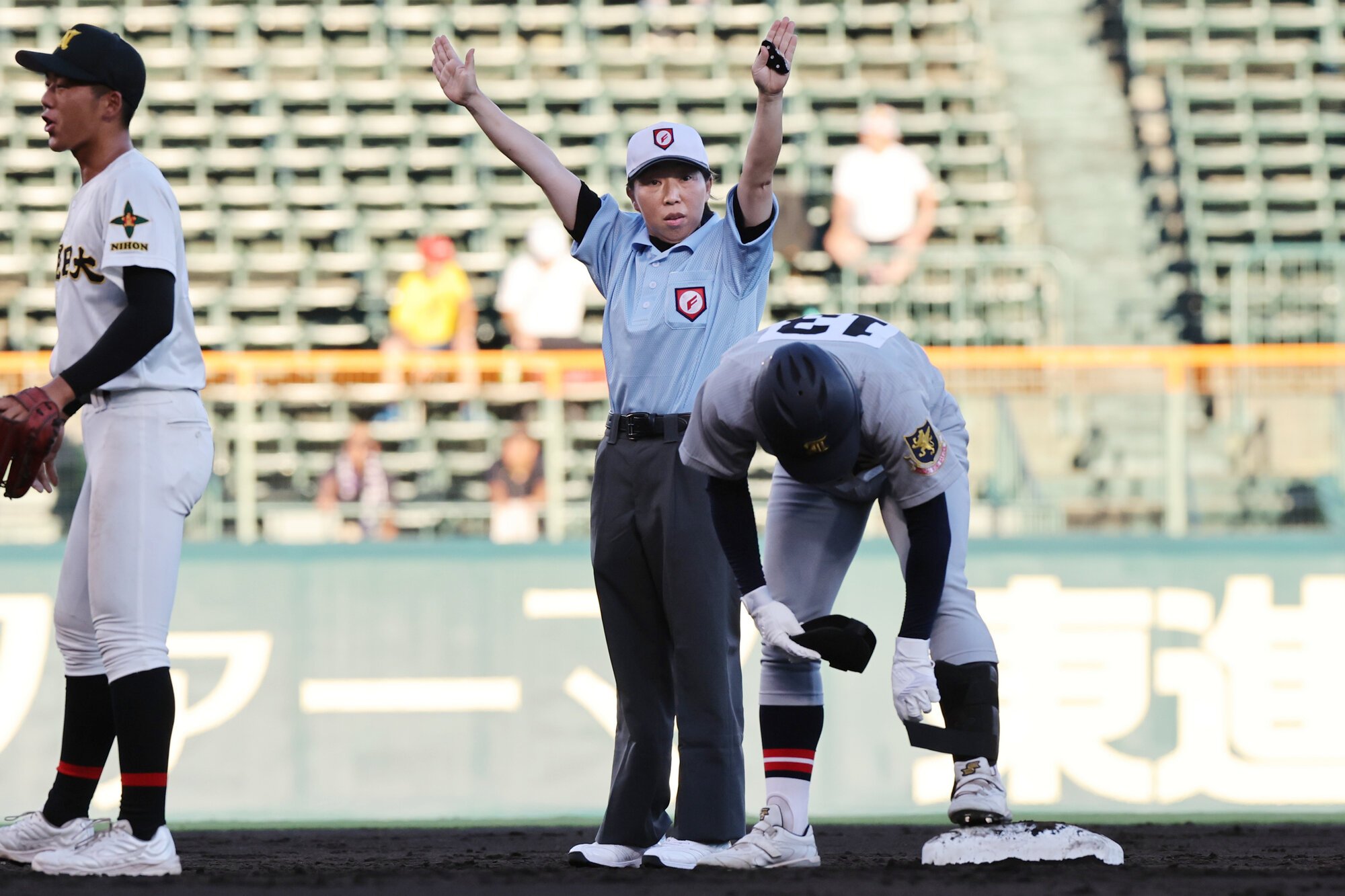 開幕試合で二塁塁審を務めた森田真紀さん=2026年8月5日午後6時17分、阪神甲子園球場、藤原伸雄撮影
