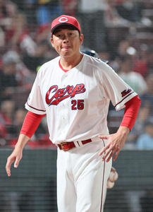 広島対巨人　7回裏終了時、交代を告げる新井貴浩監督(撮影･加藤孝規)