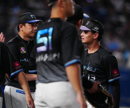 ロッテ対西武　西武に勝利しサブロー監督(左)とタッチを交わすロッテ毛利海大(撮影･鈴木みどり)