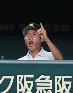 札幌日大対仙台育英　ベンチから声を出す札幌日大･安井壱之心記録員(撮影･前田充)