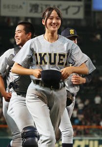 札幌日大対仙台育英　札幌日大に勝利し笑顔で引き揚げる学生コーチ兼マネジャーの仙台育英･星よつは記録員(撮影･前田充)