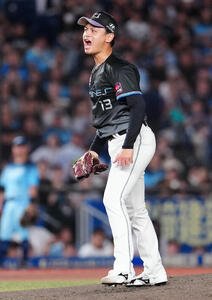 ロッテ対西武　5回表西武2死、若林楽人を空振り三振に仕留め、雄たけびを上げる毛利海大(撮影･鈴木みどり)