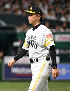 ソフトバンク対日本ハム　6回表日本ハム2死一、二塁、ベンチに戻る小久保裕紀監督(撮影･林敢治)