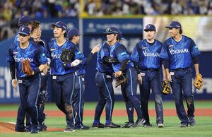 DeNA対阪神　阪神に勝利し、マウンドに集まるDeNAナイン(撮影･河田真司)