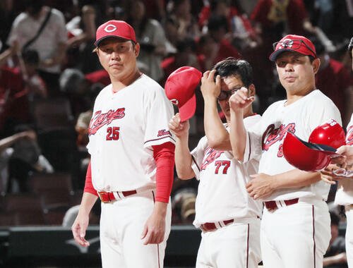 広島対巨人　敗れた新井貴浩監督(左)(撮影･加藤孝規)