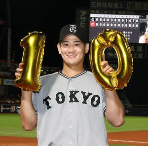広島対巨人　広島に勝利し10勝目を挙げた巨人井上温大(撮影･加藤哉)