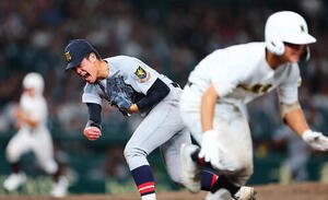 札幌日大対仙台育英　9回表札幌日大2死二、三塁、前田和磨を投ゴロに仕留め勝利を喜ぶ梶井湊斗(撮影･野上伸悟)