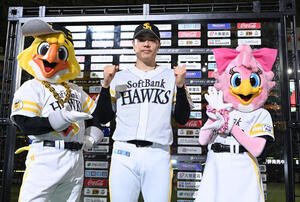 ソフトバンク対日本ハム　ヒーローインタビューを終え写真に納まるソフトバンク松本裕樹(撮影･林敢治)