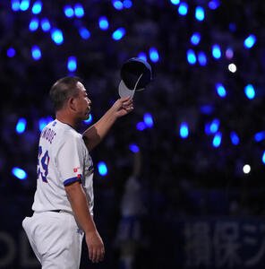 中日対ヤクルト　試合終了、スタンドの観客にあいさつをする井上一樹監督(撮影･森本幸一)