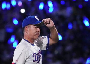 中日対ヤクルト　試合終了、スタンドの観客にあいさつをする井上一樹監督(撮影･森本幸一)