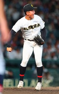 札幌日大対仙台育英　7回裏を抑え喜ぶ札幌日大･石川瑛二朗(撮影･野上伸悟)