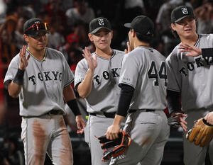 広島対巨人　10勝目をあげた井上温大(中央)はチームメートとハイタッチ(撮影･加藤孝規)
