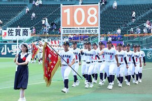 開会式で入場行進する佐賀商の選手たち=2026年8月5日、阪神甲子園球場、伊藤進之介撮影