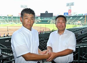 握手をする佐野日大の麦倉洋一監督(栃木、写真左)と聖隷クリストファー(静岡)の田中公隆監督=2026年8月4日、阪神甲子園球場、津布楽洋一撮影