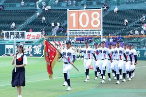 開会式で入場行進する鳴門渦潮の選手たち=2026年8月5日、阪神甲子園球場、伊藤進之介撮影
