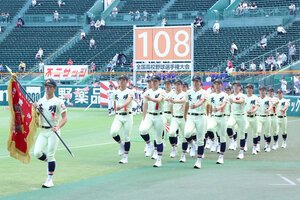 開会式で入場行進する英明の選手たち=2026年8月5日、阪神甲子園球場、伊藤進之介撮影