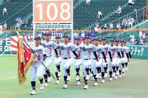開会式で入場行進する立正大淞南の選手たち=2026年8月5日、阪神甲子園球場、伊藤進之介撮影