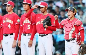 始球式を終えたトゥク･ムハンマド･エミール･ラヤさん(右から2人目)と捕手のサムエル･クルニアワンさん(右端)