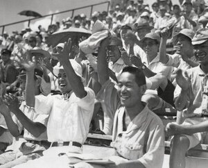 第28回全国中等学校優勝野球大会で観戦するスタンドの観客たち＝1946年8月