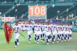 開会式で入場行進する天理の選手たち=2026年8月5日、阪神甲子園球場、伊藤進之介撮影