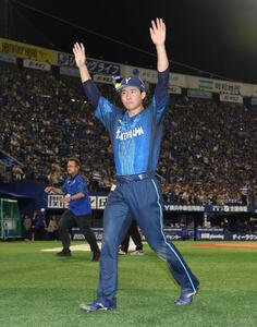 DeNA対阪神　阪神に勝利し、声援に応えながら引き揚げる宮下朝陽(撮影･河田真司)