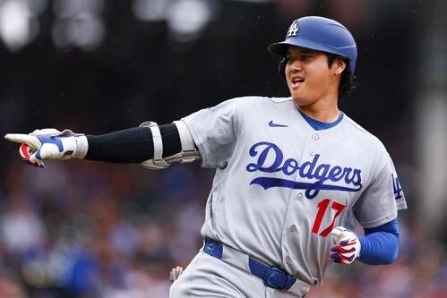 本塁打を放ち、ベンチに指をさすドジャース大谷翔平(AP)