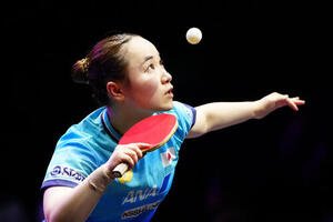 女子シングルス1回戦で中国の王芸迪と対戦し、サーブを放つ伊藤美誠(撮影･江口和貴)