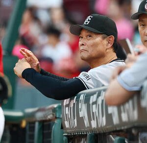 広島対巨人　3回表を終えベンチ最前列で手を叩く巨人橋上秀樹監督代行(撮影･加藤哉)