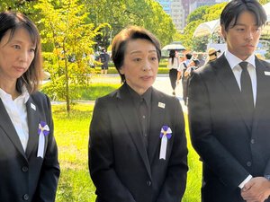 平和記念式典に参列したJOCの橋本聖子会長(中央)、小谷実可子常務理事(左)、羽根田卓也アスリート委員長