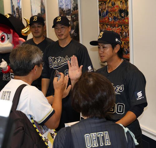 オリックス対楽天　試合前に熊本地震被災地支援募金を呼びかけるオリックスの(右から)小田裕也コーチ、安達了一コーチ、比嘉幹貴コーチ(撮影･西尾就之)