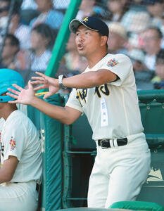 東筑対神村学園　ベンチから指示を出す神村学園の小田大介監督(撮影･上山淳一)