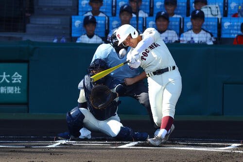 東筑対神村学園　1回表東筑無死、平山護は先頭打者本塁打を放つ(撮影･上田博志)
