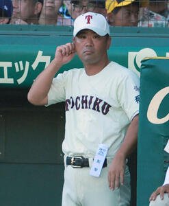 東筑対神村学園　ベンチからサインを出す東筑の山下聖士監督(撮影･上山淳一)
