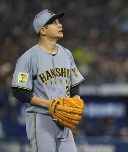 DeNA対阪神　6回裏を抑えベンチに戻る大竹耕太郎(撮影･河田真司)