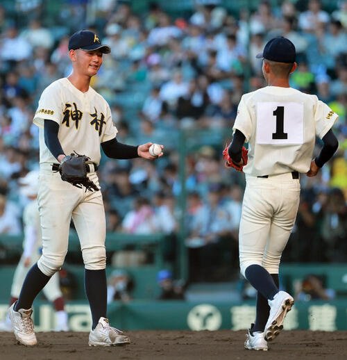 東筑対神村学園　5回表東筑1死一、二塁、松永遥斗(左)は龍頭汰樹にマウンドを託し降板する(撮影･上山淳一)