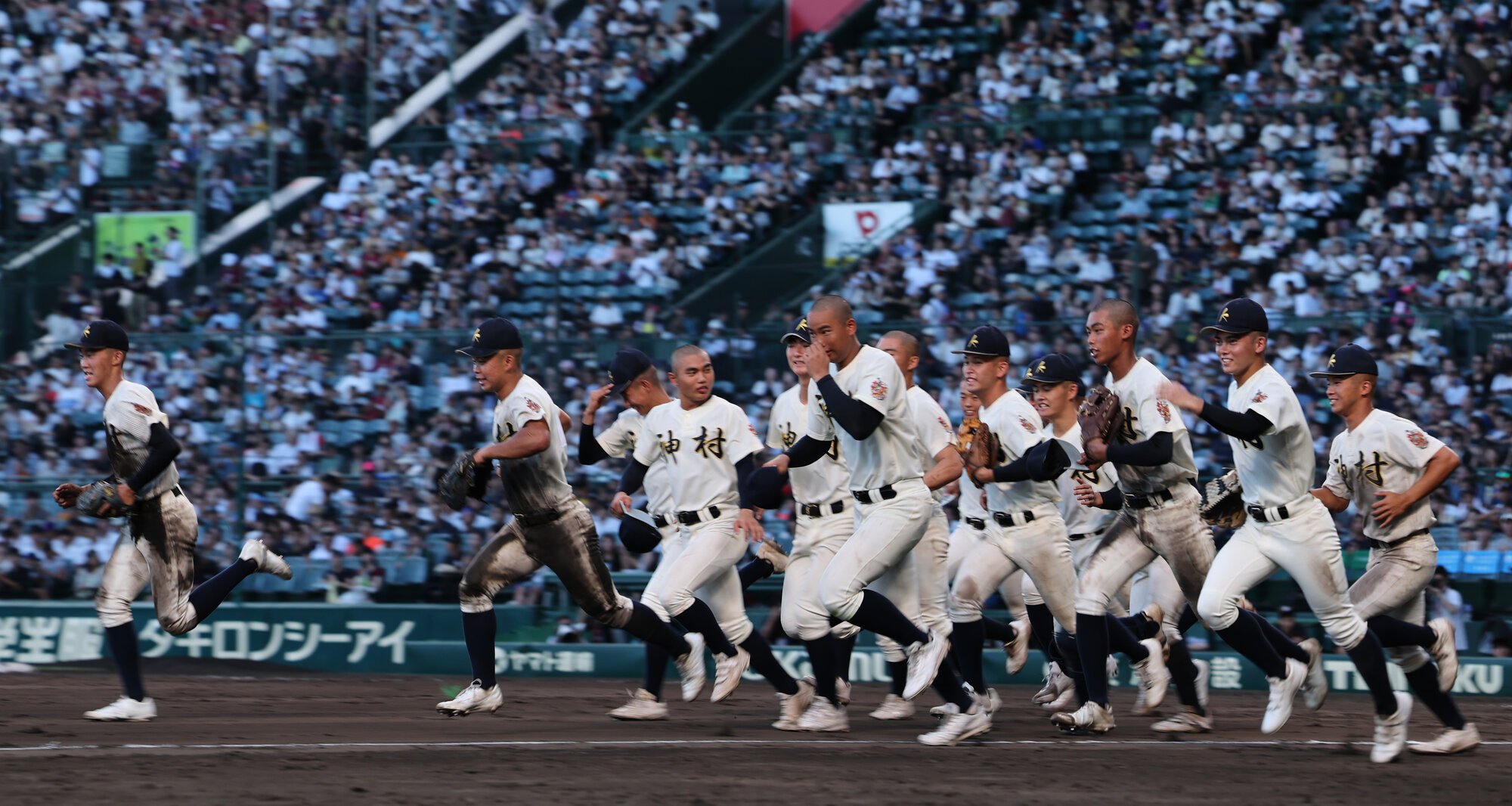 東筑―神村学園　東筑に勝ち、スタンドに向かって駆け出す神村学園の選手たち=藤原伸雄撮影