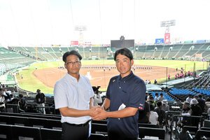 有明の高見一茂監督(左)と立命館宇治の里井祥吾監督=2026年8月4日午後3時、阪神甲子園球場、石山綾香撮影
