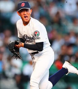 佐野日大対聖隷クリストファー　1回表を抑え喜びながらベンチに戻る聖隷クリストファー先発の高部陸(撮影･野上伸悟)