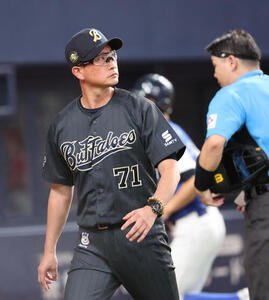 オリックス対楽天　7回の攻撃を終え、選手交代を告げたオリックス岸田護監督はスコアボードを見上げながらベンチに戻る(撮影･西尾就之)