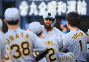 DeNA対阪神　1回表阪神無死二、三塁、3点本塁打で生還し、チームメートに迎えられるガルシア(撮影･河田真司)