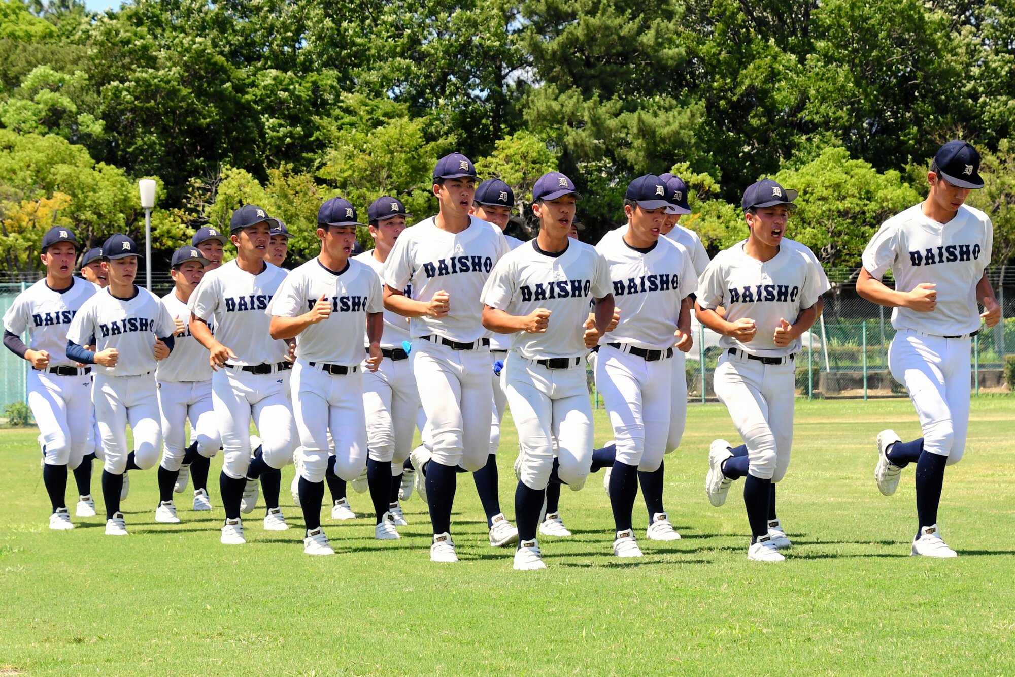 ランニングをする大分商の選手たち=兵庫県伊丹市