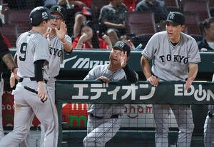 広島対巨人　ピースナイター2026 8回表巨人2死一塁、泉口友汰に右越え適時二塁打で生還した松本剛を迎える橋上秀樹監督代行(中央)オら(撮影･加藤孝規)
