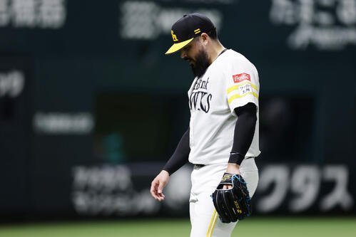ソフトバンク対日本ハム　8回表日本ハム1死満塁、野村佑希の頭部に死球を当て、危険球退場となったロベルト･オスナ(撮影･前田充)