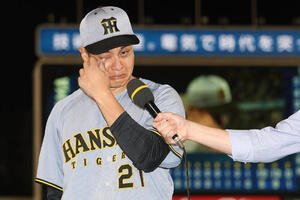DeNA対阪神　勝利インタビューで地元熊本を思い、目に涙を浮かべる阪神大竹耕太郎(撮影･河田真司)